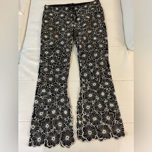 Tamara Catz embroidered floral boho flare low rise drawstring pants
Size 4